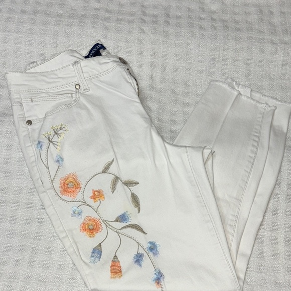 Bandolino White Skinny Jeans with Elegant Design - Picture 1 of 8